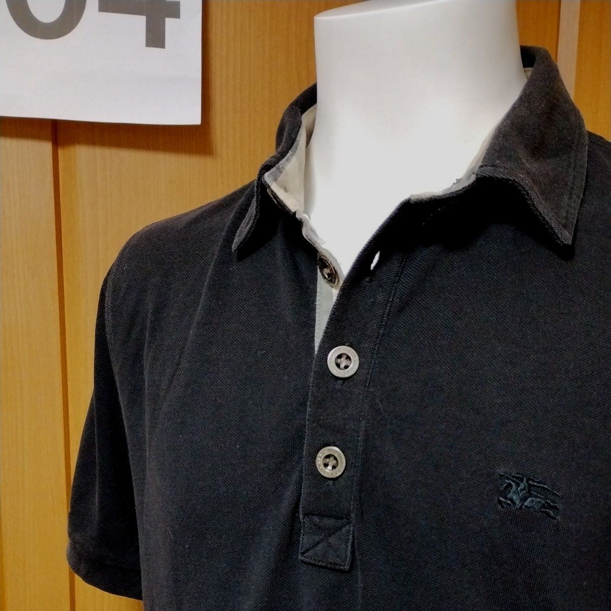 バーバリーロンドン半袖ポロシャツS　ブラック　胸に同色ロゴマーク刺繍　ボタンにはBURBERRYロゴ刻印入　チラ見えノバチェック　