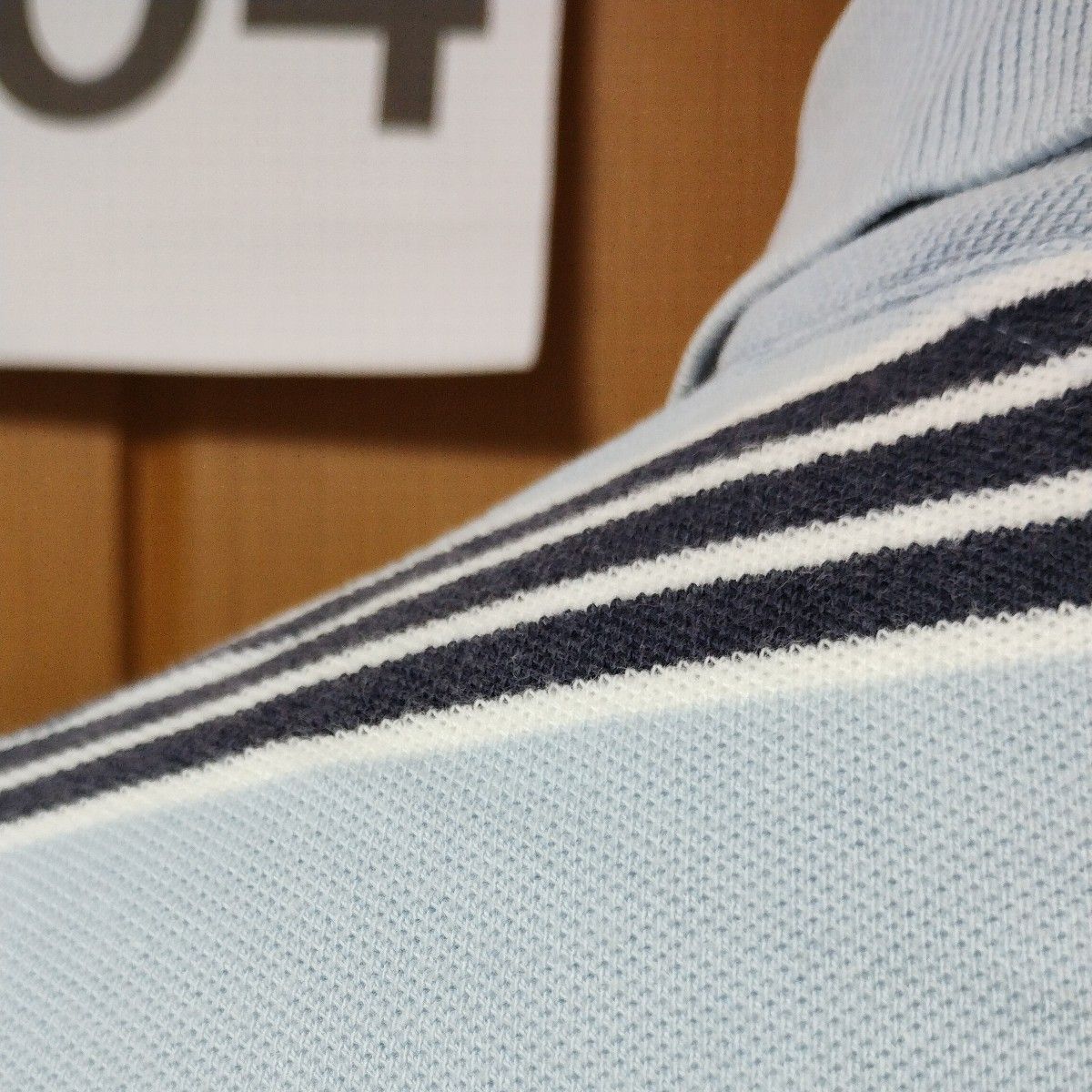 トミーヒルフィガー半袖ポロシャツ　実寸LLくらい　サックスベース/ボーダー柄　ボタンはロゴ刻印入り　TOMMY HILFIGER