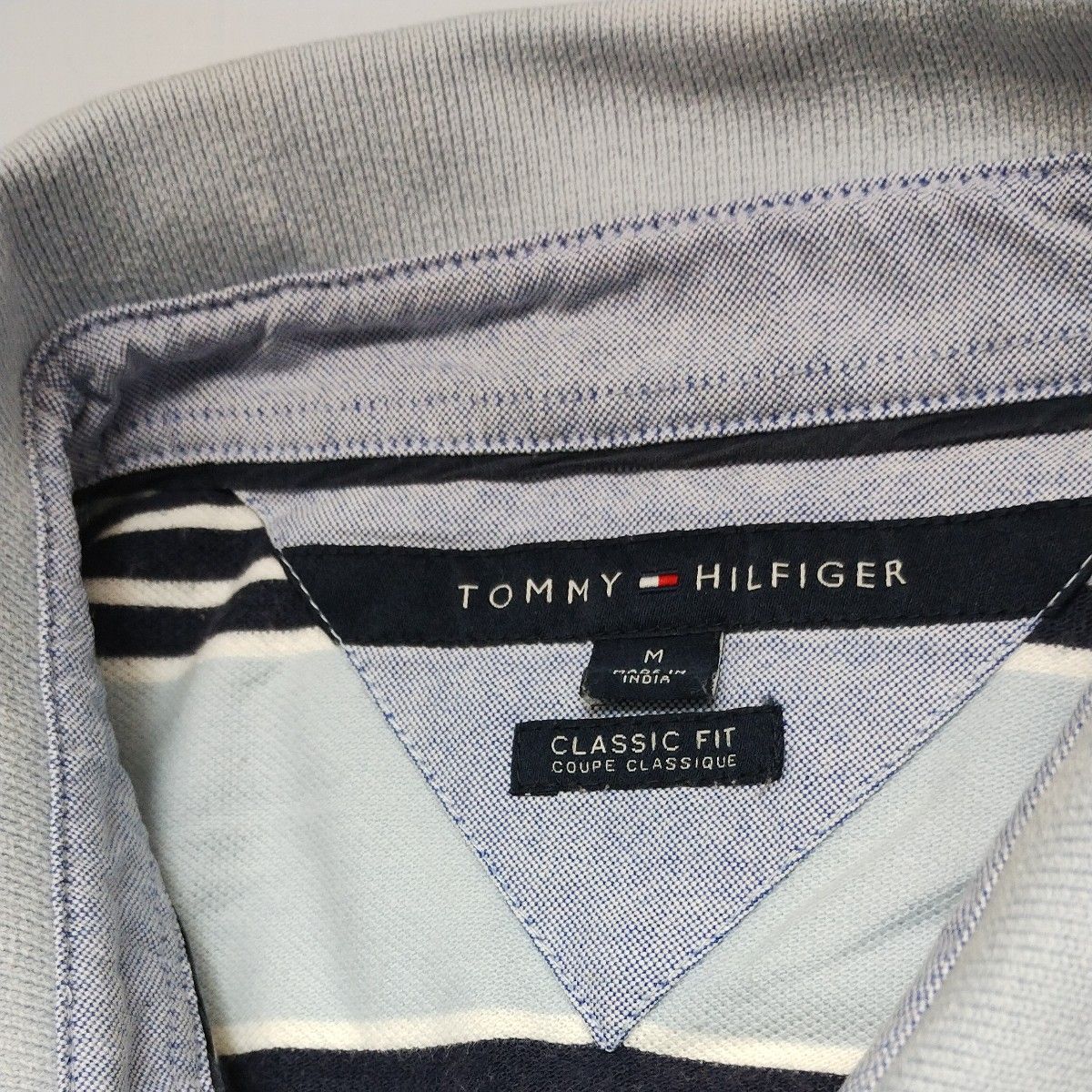 トミーヒルフィガー半袖ポロシャツ　実寸LLくらい　サックスベース/ボーダー柄　ボタンはロゴ刻印入り　TOMMY HILFIGER