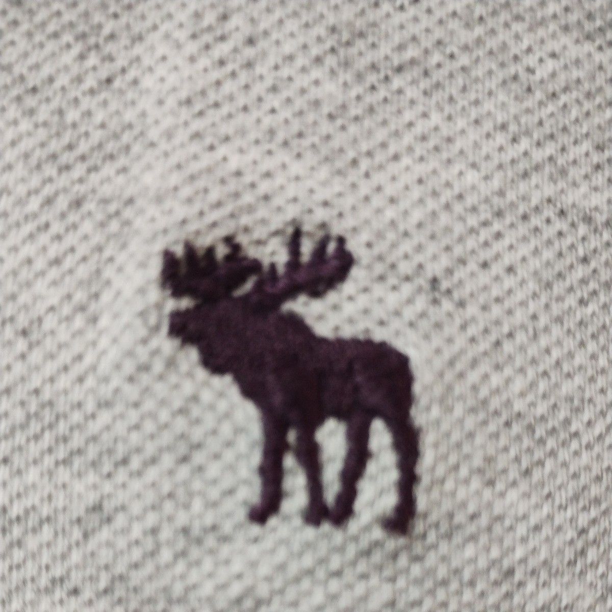 アバクロ半袖ポロシャツM/L　霜降りライトグレー　胸にアバクロムース刺繍入り　Abercrombie＆Fitch　鹿の子編み　綿