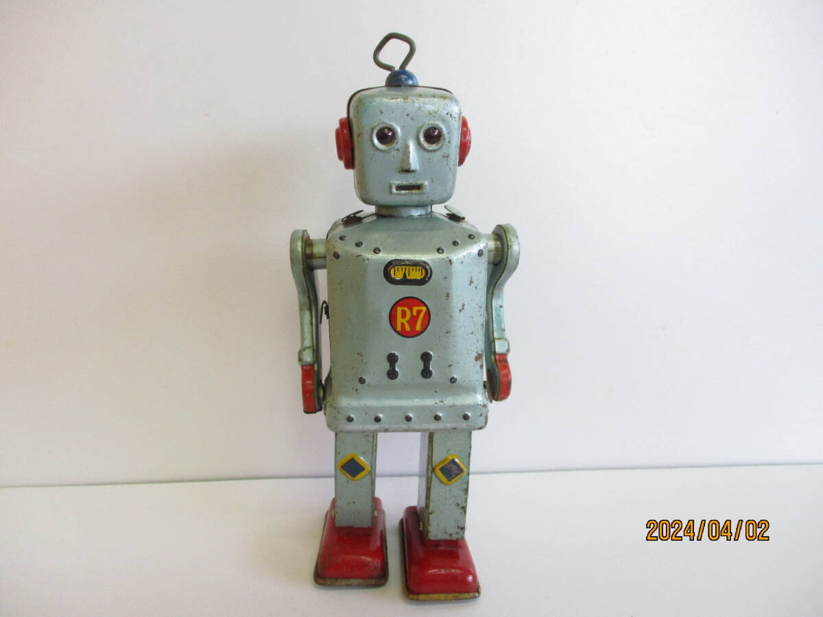 1950年代■日本製ブリキロボット「Ｒ７」20ｃｍ　目点灯・動きます　リモコン無し　状態悪い_画像1