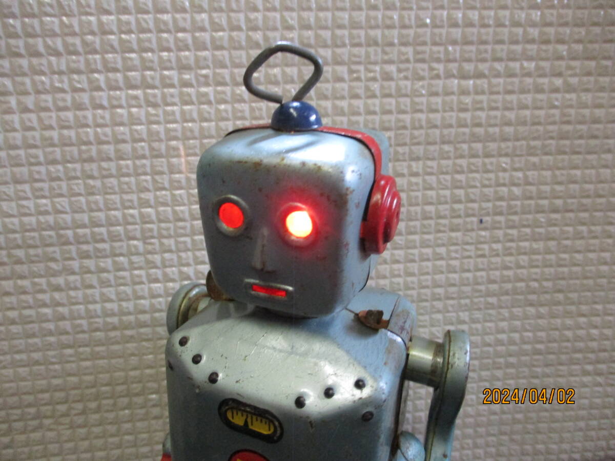 1950年代■日本製ブリキロボット「Ｒ７」20ｃｍ　目点灯・動きます　リモコン無し　状態悪い_画像3