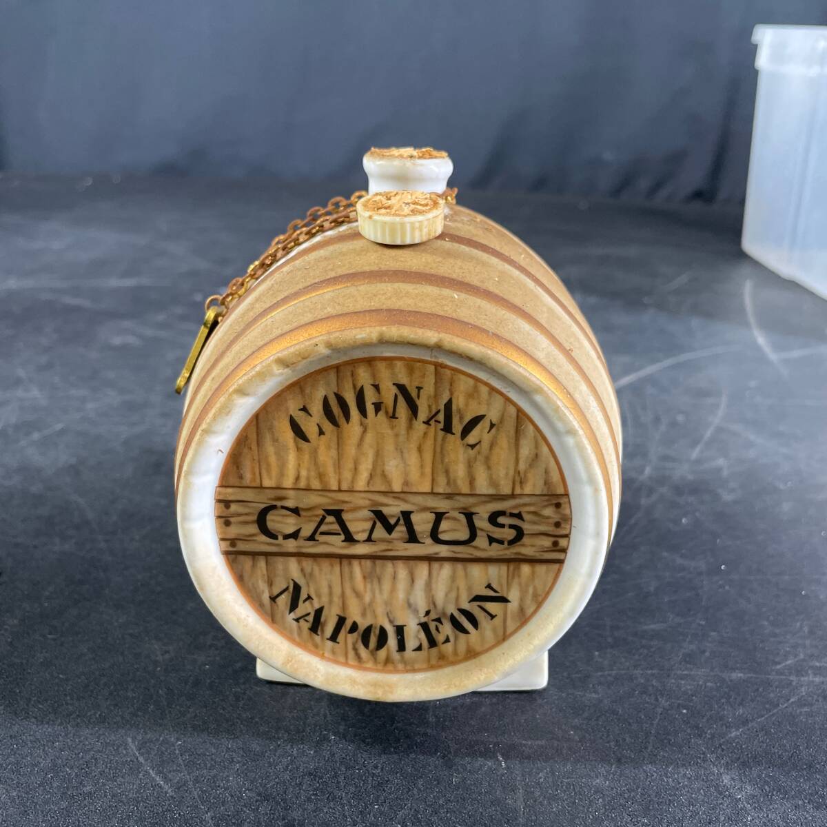 古酒 未開栓？ 長期保管品 お酒 アルコール CAMUS COGNAC NAPOLEON カミュ ナポレオン 白 樽型 陶器ボトル/u27の画像7