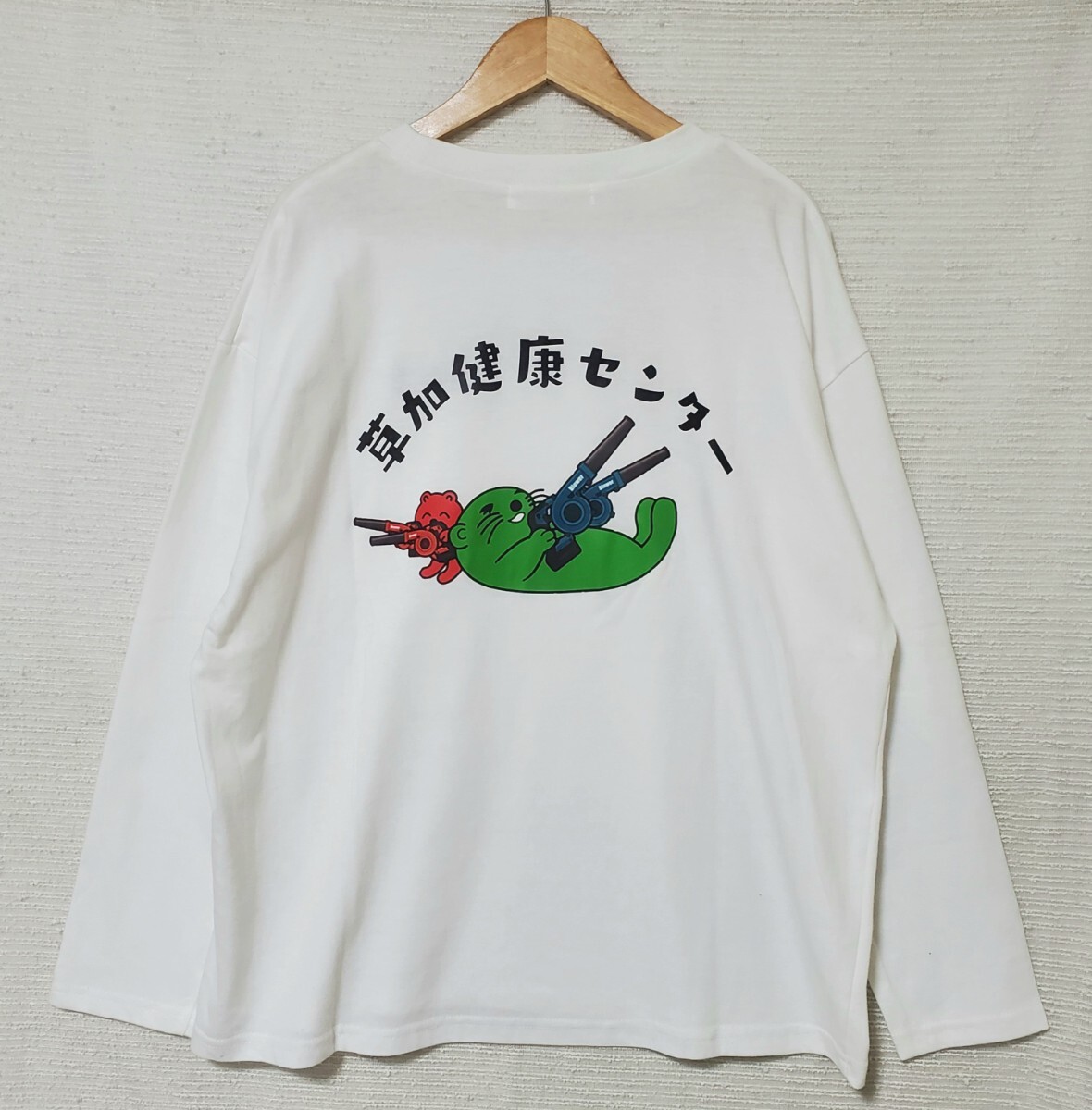 草加健康センター 湯乃泉 ステッカー付き 長袖 Tシャツ 新品 レディース M～Lサイズ 白 サウナ 風呂 ラッコ 刺繍 プリント_画像2