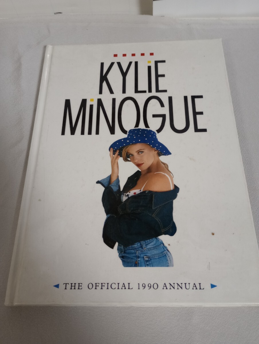 ★KYLie Minogue official 1990 annual パーツ欠品の可能性あり（写真参照）送料一律400円（定形外郵便発送）中古_画像1