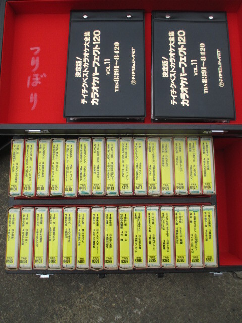 8トラ カラオケカセットテープ 30本　ケース付き　　（中3）_画像1
