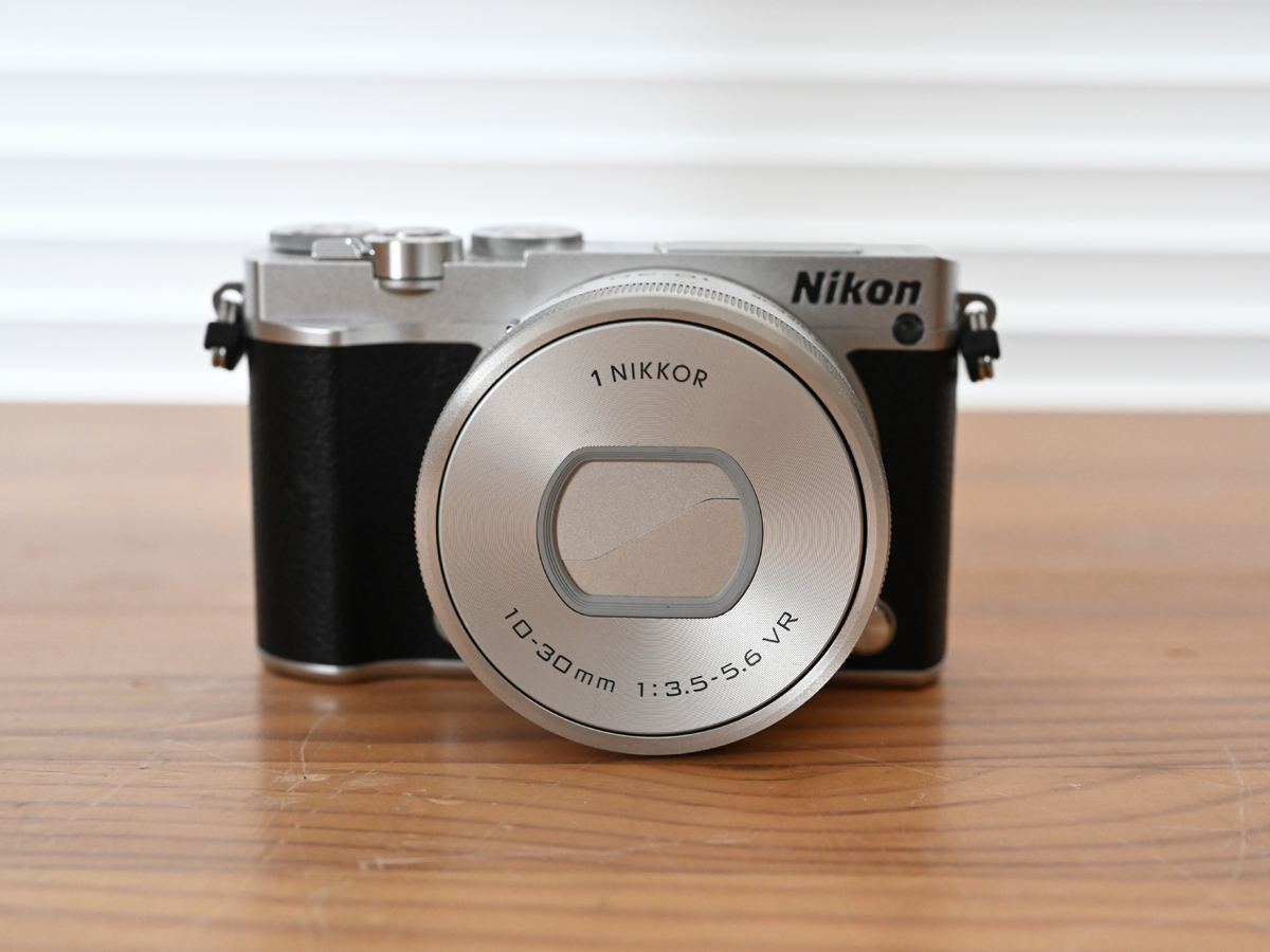 Nikon 1 J5 MODEL 1 NIKKOR Zoom Lens Kit シルバー 【中古・動作品】の画像3