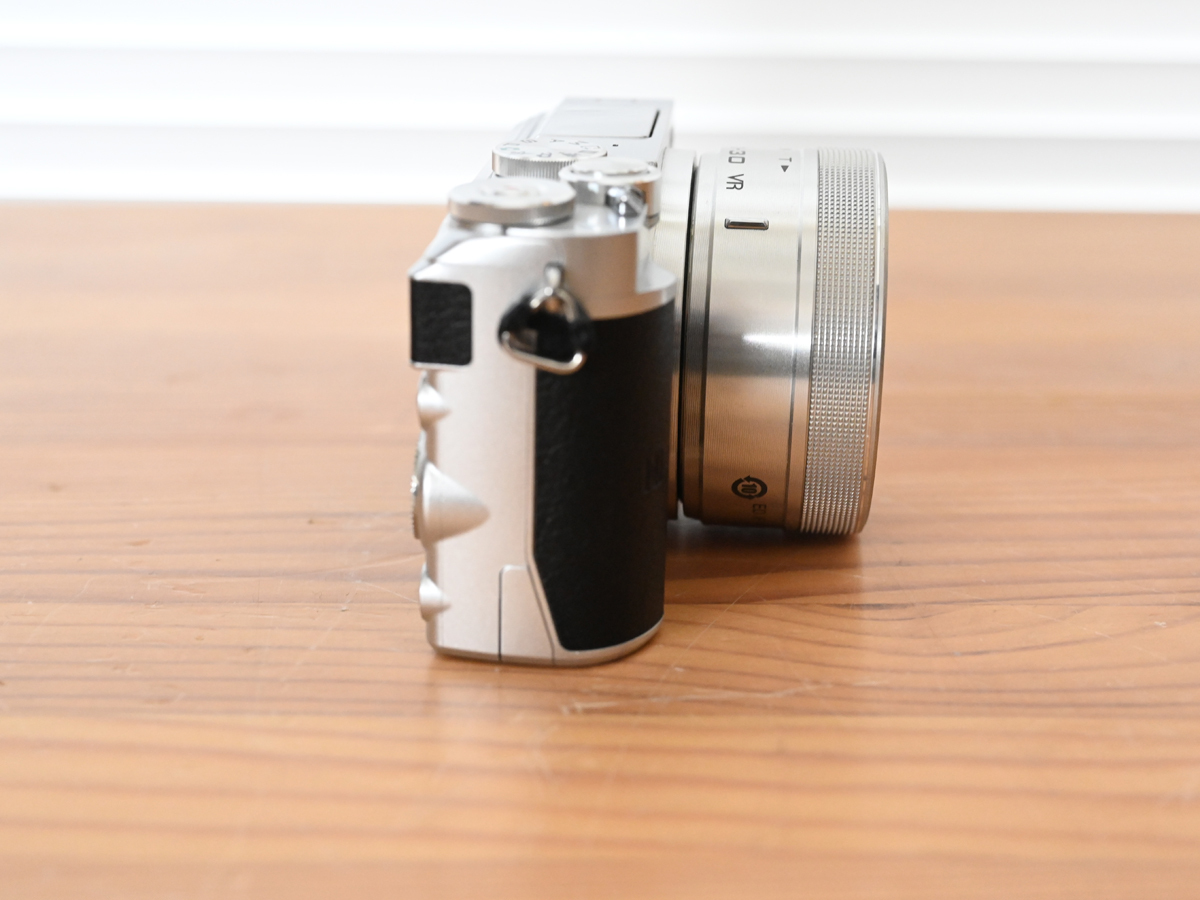 Nikon 1 J5 MODEL 1 NIKKOR Zoom Lens Kit シルバー 【中古・動作品】の画像5