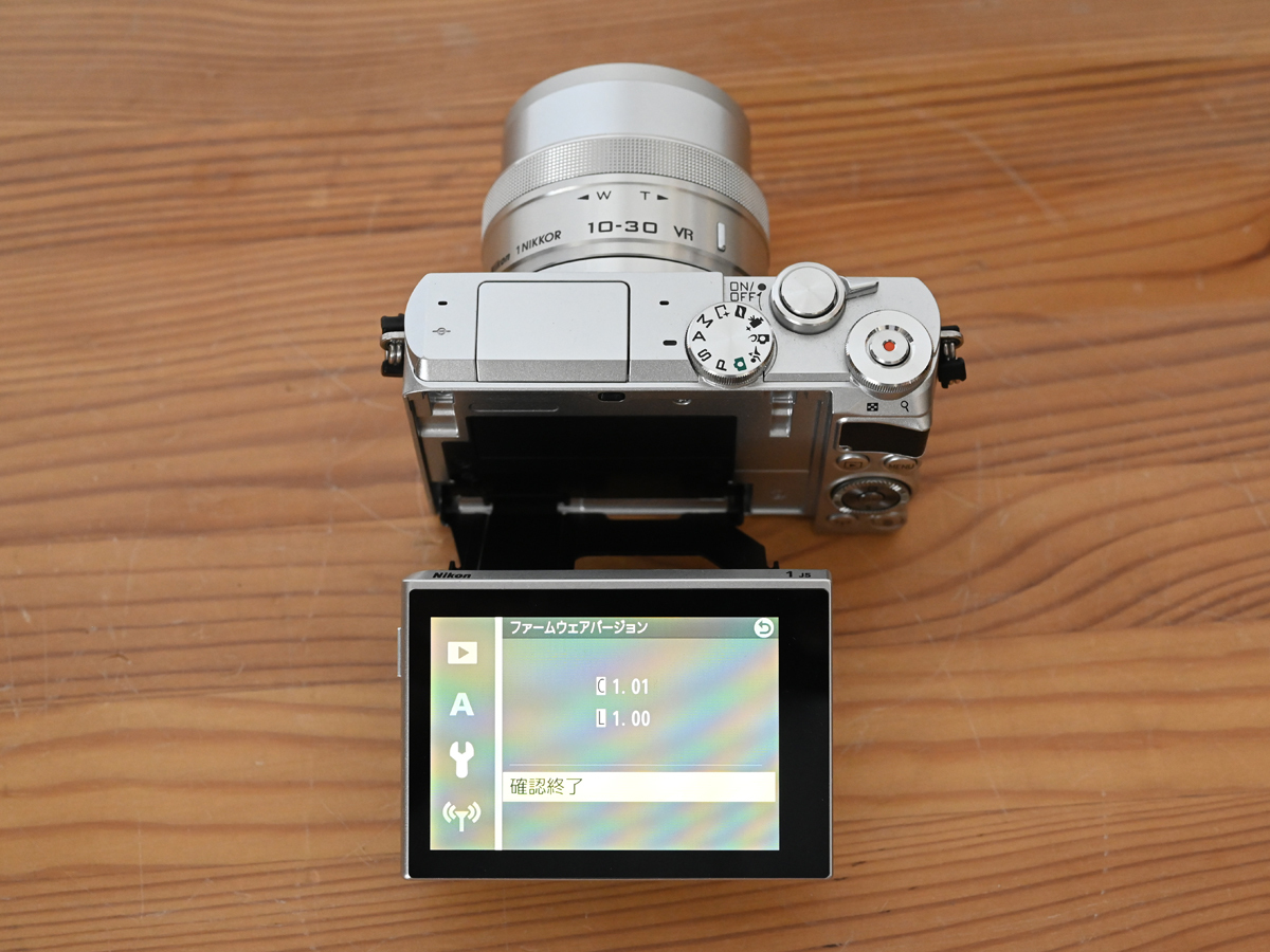 Nikon 1 J5 MODEL 1 NIKKOR Zoom Lens Kit シルバー 【中古・動作品】の画像9