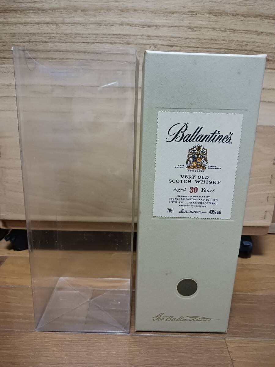 【未開栓】Ballantine's 30years VERY OLD バランタイン 30年 ベリーオールド 700ml 箱とアクリルカバー付き 43%の画像2