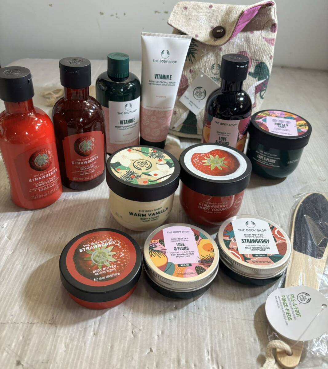 ★ 格安スタート！送料込み！THE BODY SHOP ボディバターなどまとめて ストロベリー LOVE &PLUMS VITAMIN E シャンプー おそらく未使用 ☆の画像1