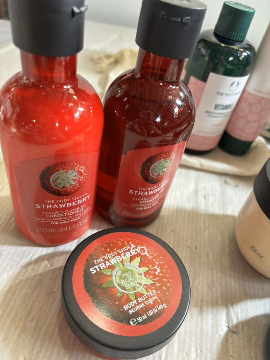 ★ 格安スタート！送料込み！THE BODY SHOP ボディバターなどまとめて ストロベリー LOVE &PLUMS VITAMIN E シャンプー おそらく未使用 ☆の画像2