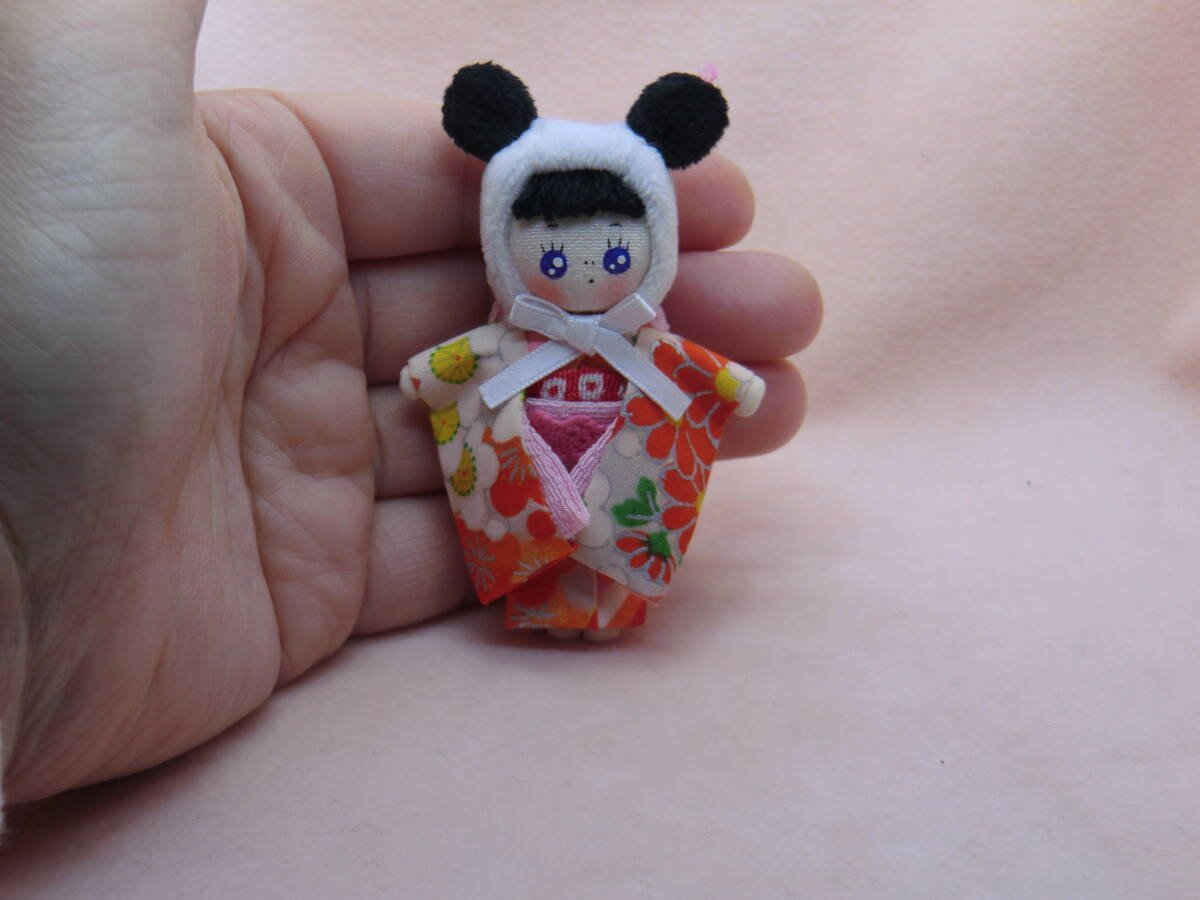 小さなお着物人形  ミニチュアドール ドールハウス  ハンドメイド ブライスの人形 正絹 パンダ 薄ピンク帯の画像3