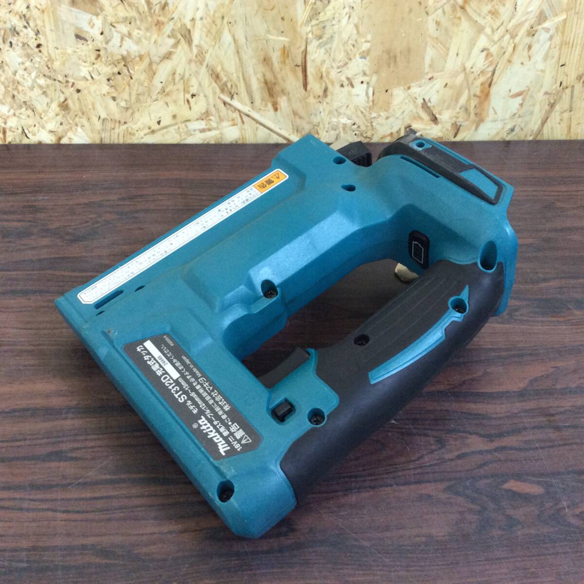 【WH-0385】中古品 makita マキタ 18V 充電式タッカ ST312D ステープルCT線 ※本体のみ_画像2