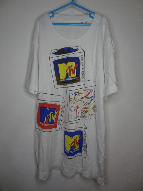 全国送料無料 ユニクロ UNIQLO UT MTV 柄テレビプリント メンズ 白色半袖Tシャツ Mサイズ