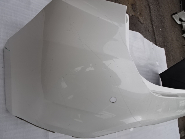 トヨタ　ハリアー　ZSU60W　リアバンパー　52159-48120　キズ多数　パール系_傷があります。