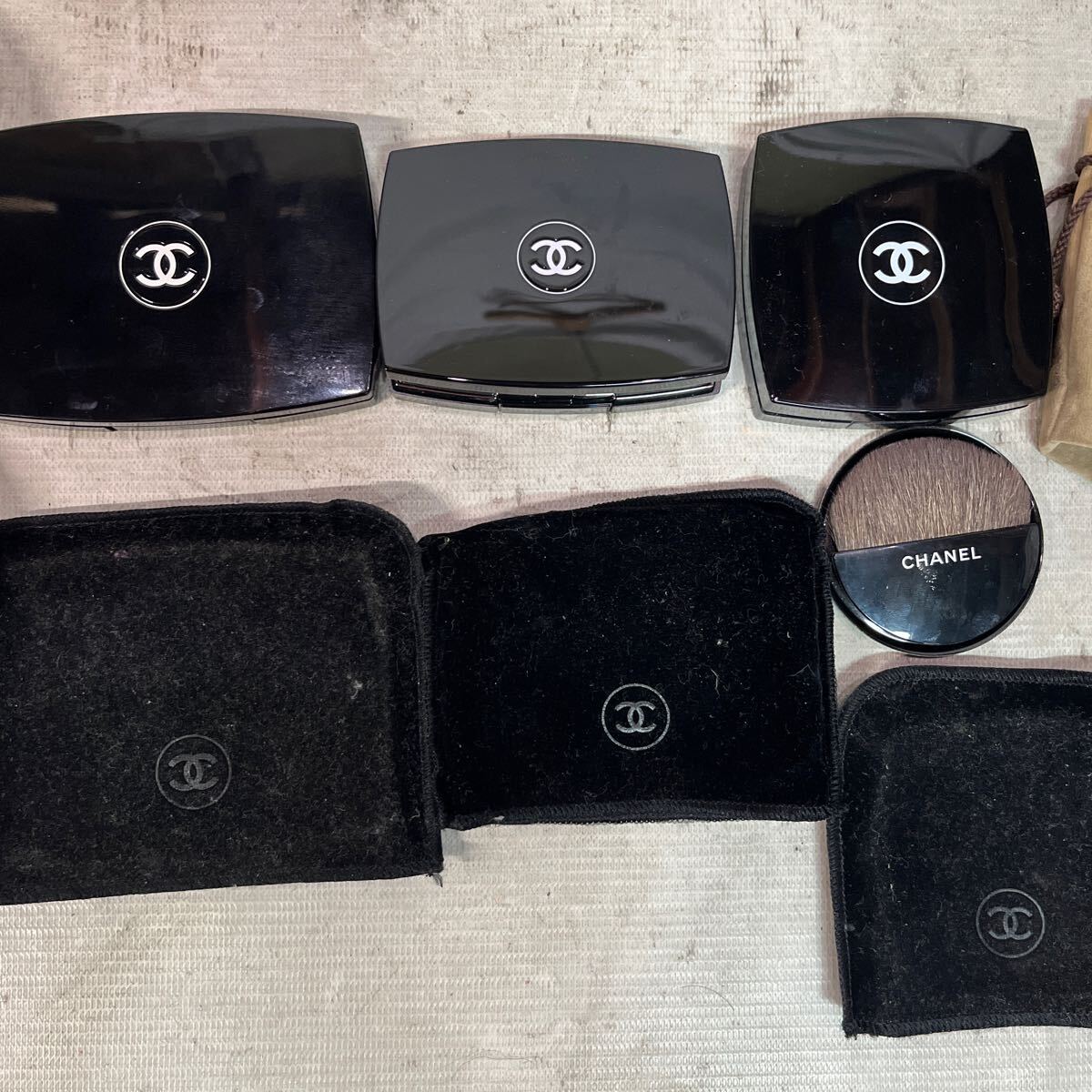 【ジャンク品】CHANEL アイシャドウ 、リップ、パウダー中古品。イヴ・サンローラン、ソープ2個、未使用。ハケ。その他。の画像4