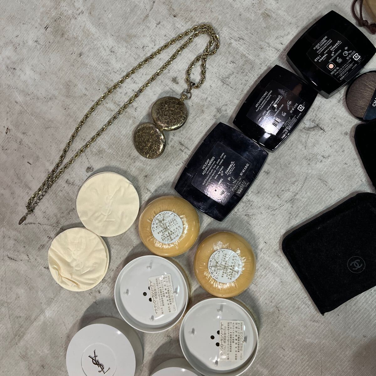 【ジャンク品】CHANEL アイシャドウ 、リップ、パウダー中古品。イヴ・サンローラン、ソープ2個、未使用。ハケ。その他。の画像10