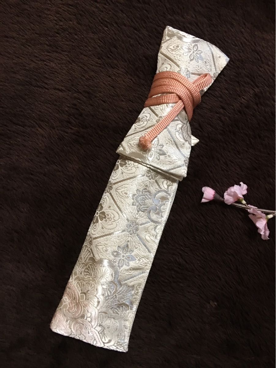 No.1551《短刀袋》正絹帯から手作り　垂れ型紐　袋の長さ約52cm (御刀全長30cm程度用) シルバー地色に華紋柄　白鞘袋