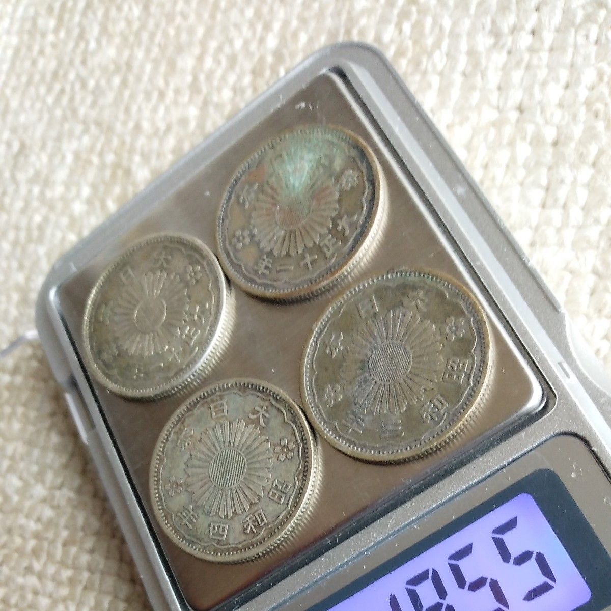 ちょっと希少　鳳凰50銭銀貨　4枚おまとめ品　発行初年の大正11年と昭和3年入っております。