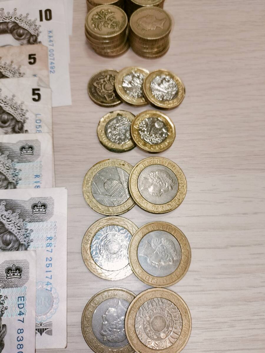 [ Британия 532 фунт ] банкноты старый . старый банкноты монета монета итого 532 фунт . суммировать Англия Англия 