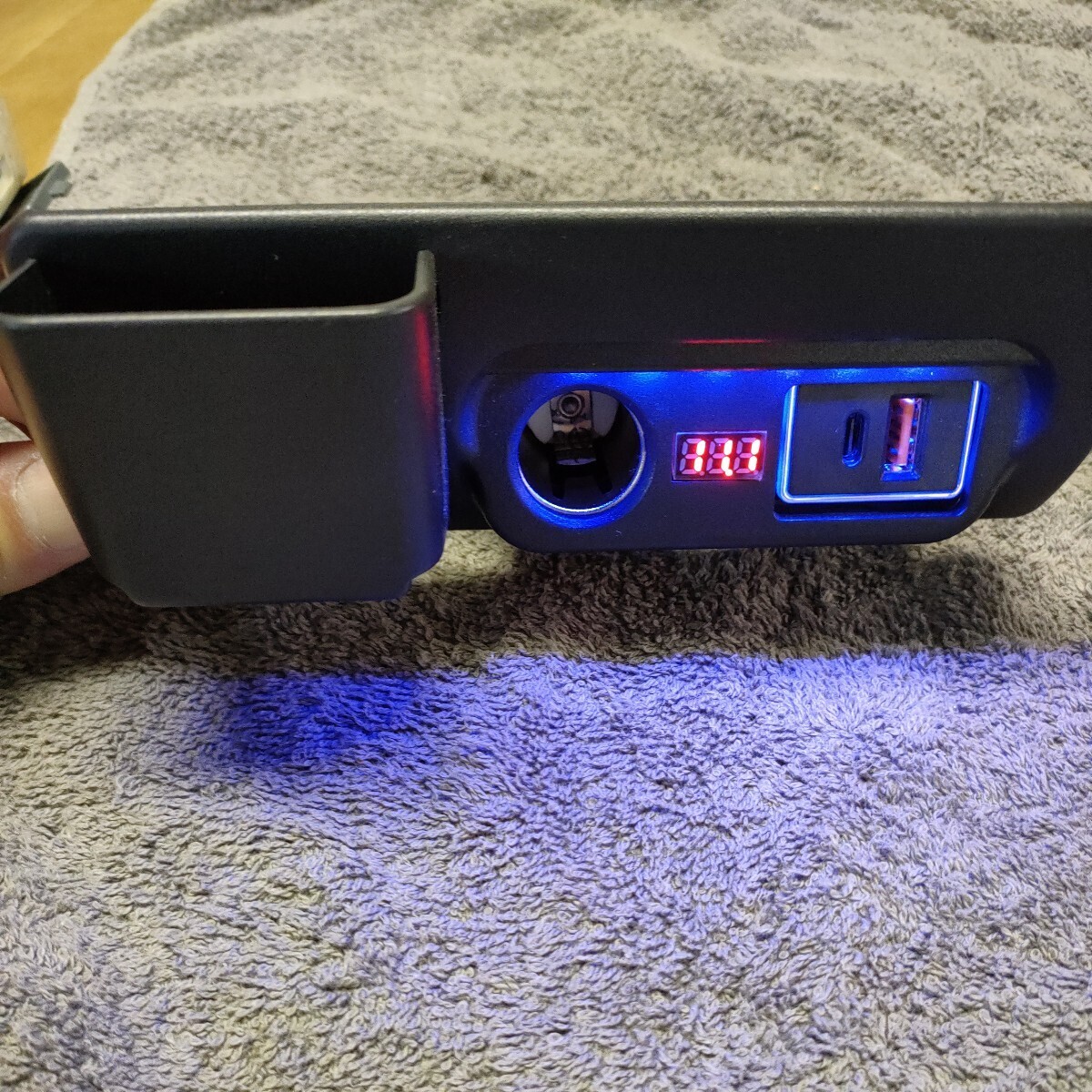 ハイエース　200系　シガライター　USB USB-C　増設　変換　スマホ充電_画像1
