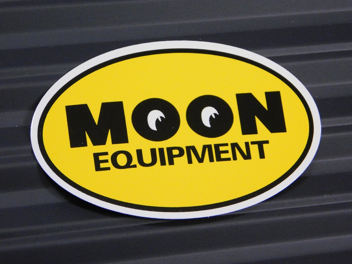 【MOONEYES・ムーンアイズ】※《MOON EQUIPMENT・オーバルステッカー》 (品番DM170YE)の画像1