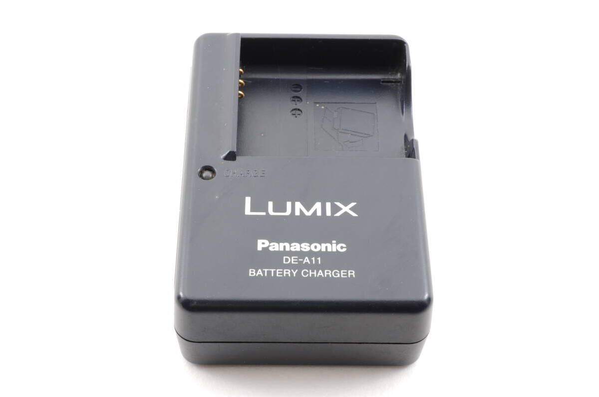 B011 動作品 パナソニック Panasonic DE-A11A LUMIX バッテリーチャージャー 充電器 BATTERY CHARGER カメラアクセサリー_画像1