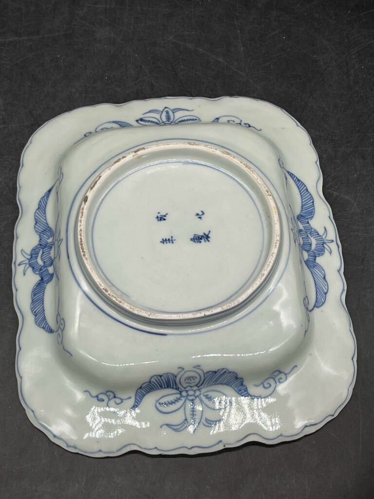 r6041123(2) 大皿 時代物 染付 飾り皿 角皿 在銘　成化年製_画像4