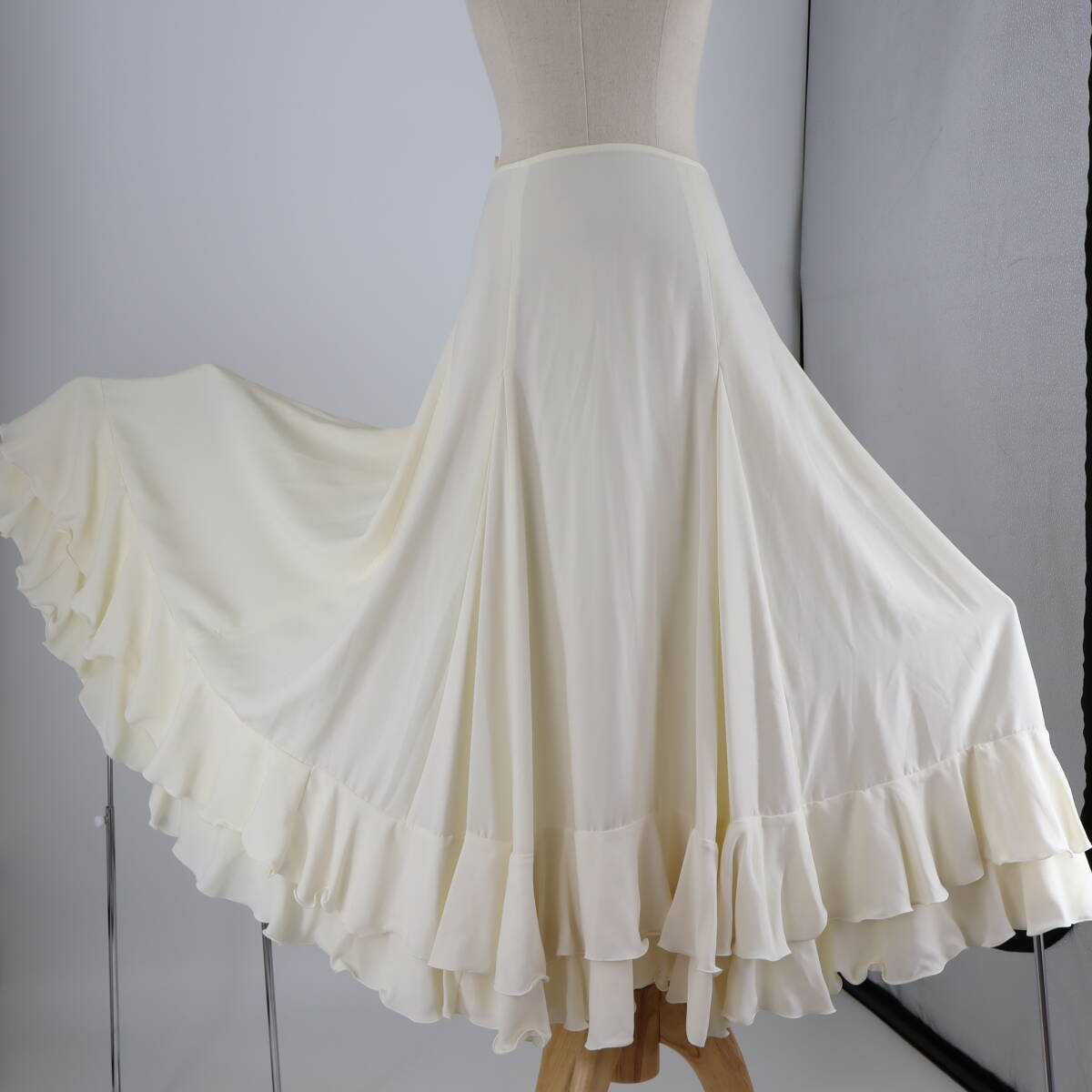 『送料無料』【美品 フラメンコ衣装】オフホワイト ファルダ 大きく広がる裾 スカート Flamenco タンゴの画像3