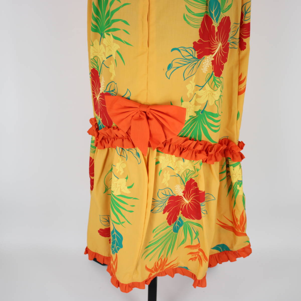 [ free shipping ][ hula dance for costume Hawaii made ]MUUMUUFACTORY yellow orange hibiscus pattern MM dress One-piece frill attaching 