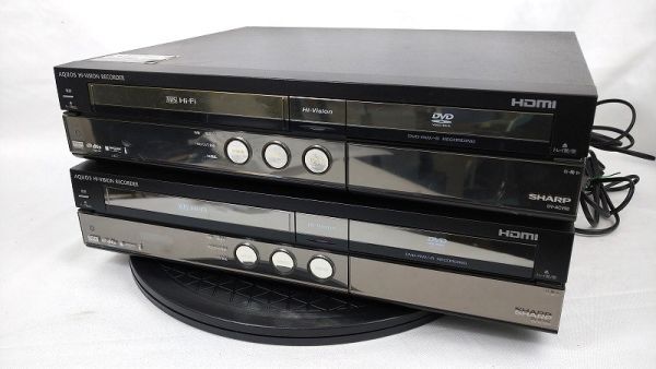 EM-102780〔ジャンク/通電確認済み〕HDD・DVD・ビデオ一体型レコーダー AQUOS 2台セット [DV-ACV52]×2 (シャープ sharp) 中古_ターンテーブルは付属致しません。