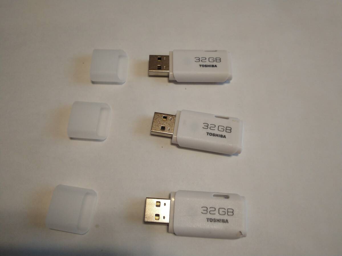 USED品 TOSHIBA製 USBメモリー ３２GB ３本セットの画像1