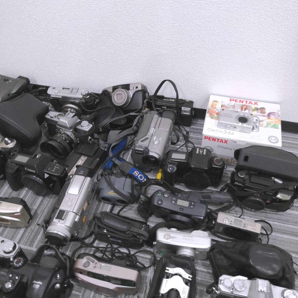 【カメラまとめ】1円スタート！ 大量 カメラ まとめ 一眼レフ コンパクトカメラ デジカメ フィルムカメラ Nikon Canon Minolta レンズ 小物の画像3
