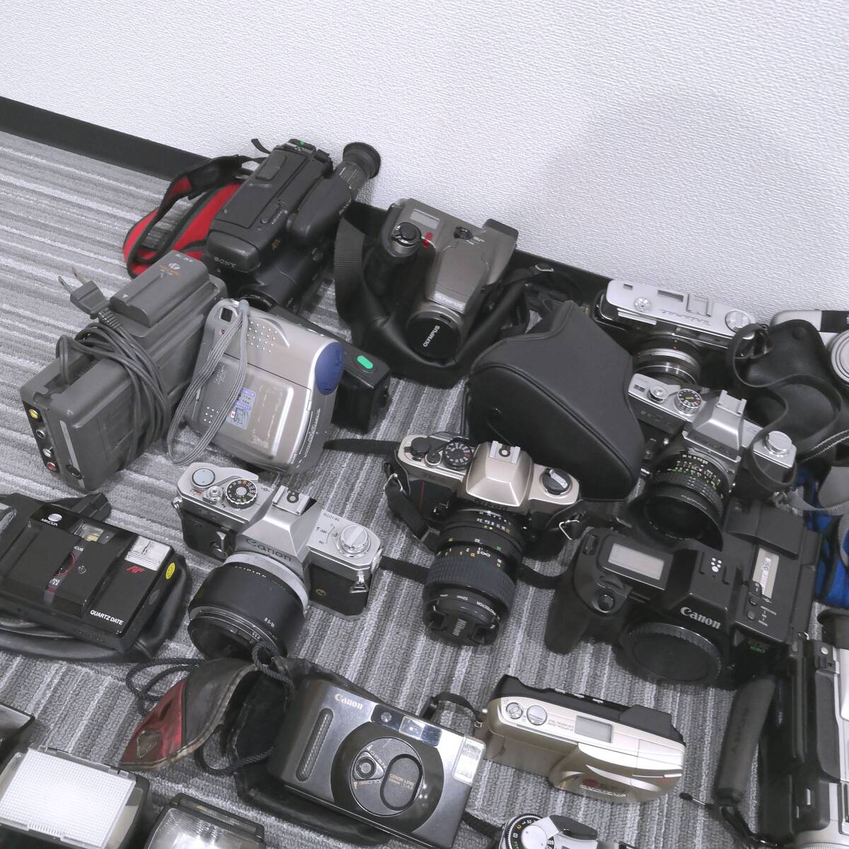 【カメラまとめ】1円スタート！ 大量 カメラ まとめ 一眼レフ コンパクトカメラ デジカメ フィルムカメラ Nikon Canon Minolta レンズ 小物の画像2