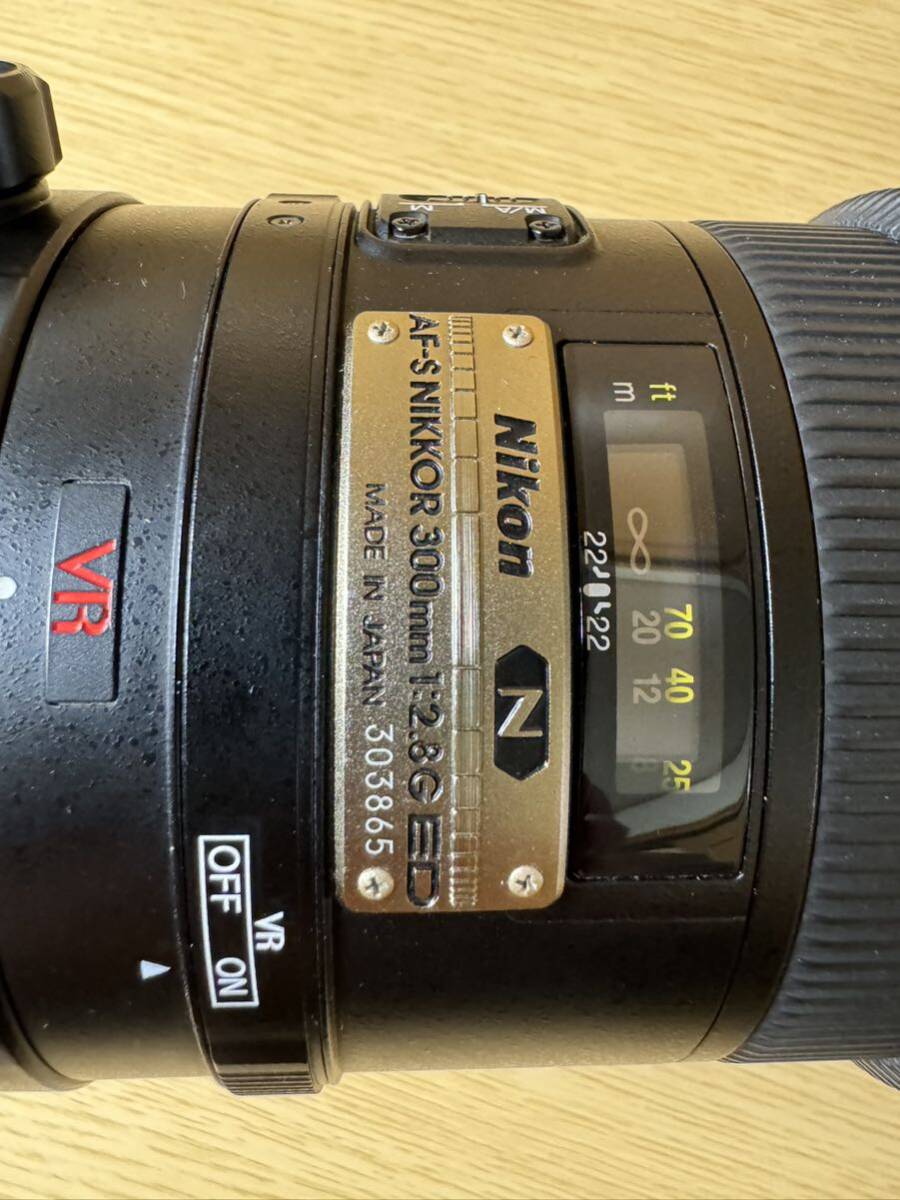 Nikon ニコン AF-S NIKKOR 300mm 1 2 8G ED VR カメラのレンズと Nikon ニコン AF-S NIKKOR 300mm 1 2 8G ED VR カメラのレンズと