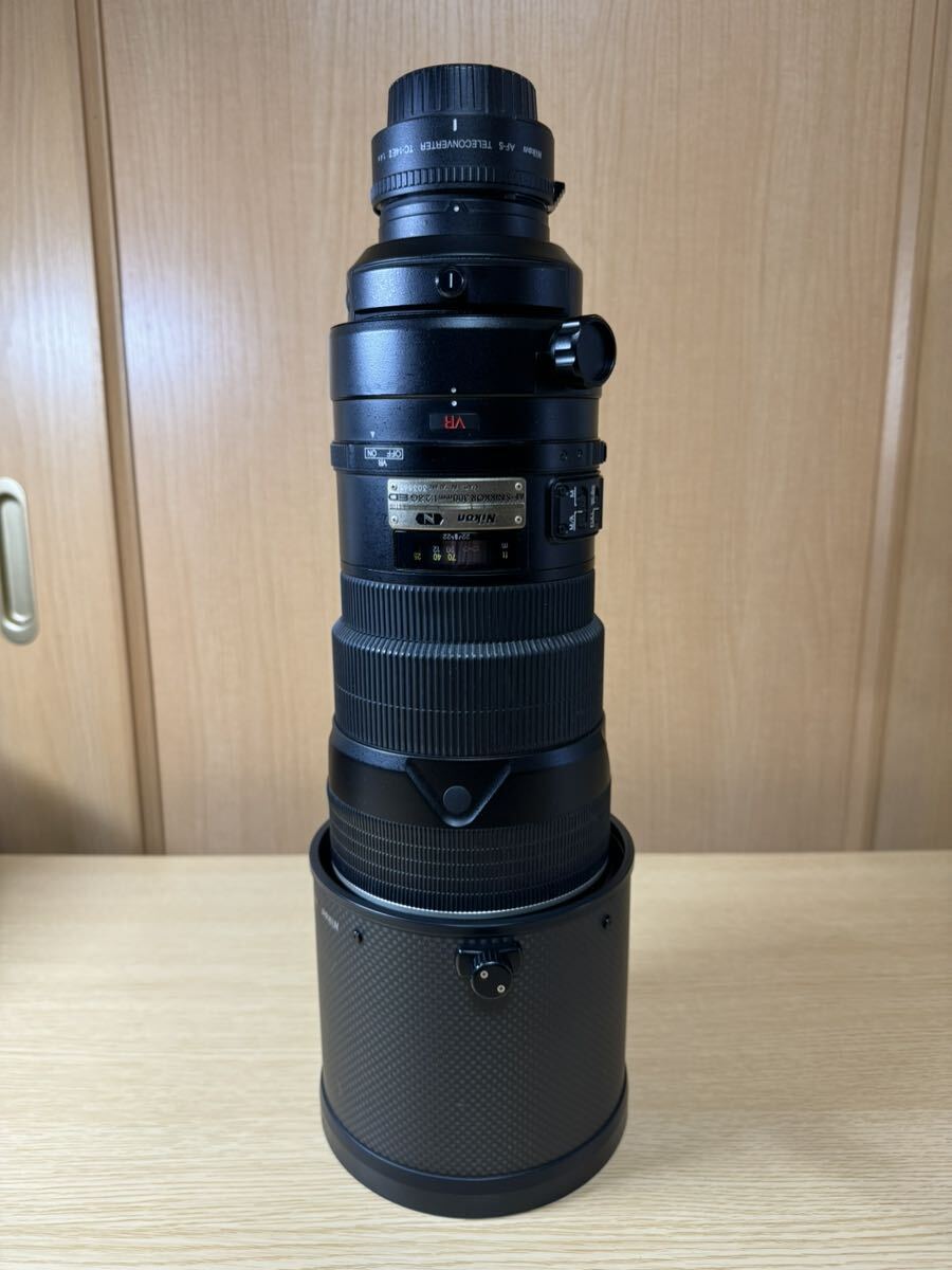 Nikon ニコン AF-S NIKKOR 300mm 1 2 8G ED VR カメラのレンズと Nikon ニコン AF-S NIKKOR 300mm 1 2 8G ED VR カメラのレンズと