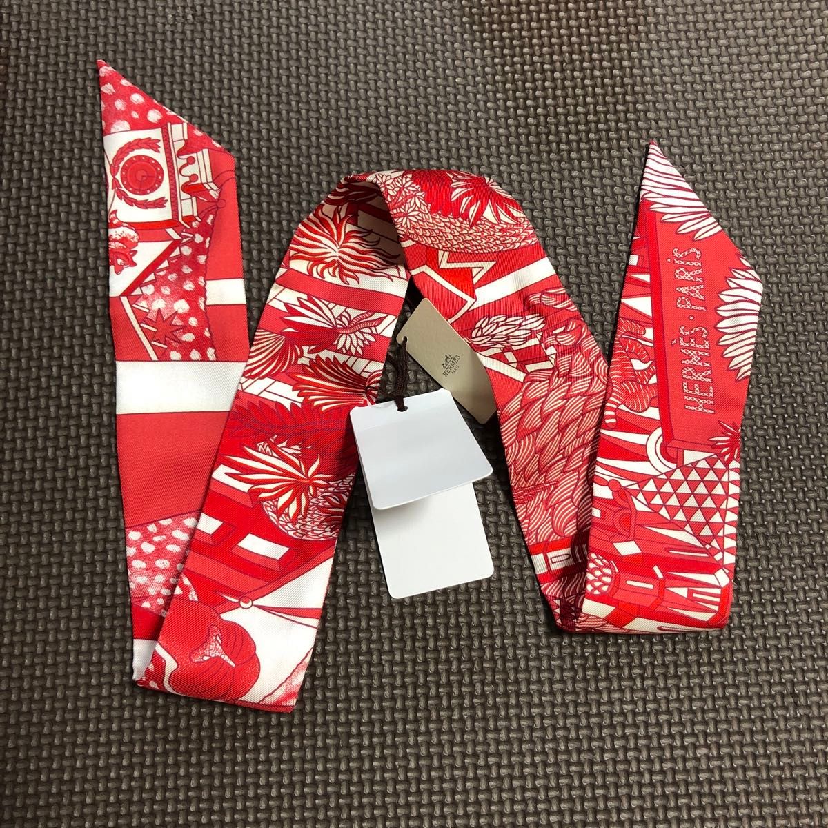 未使用タグ付 箱 袋付 エルメス スカーフ ツイリー 赤 馬柄 未使用タグ付 箱 袋付 エルメス スカーフ ツイリー 赤 馬柄