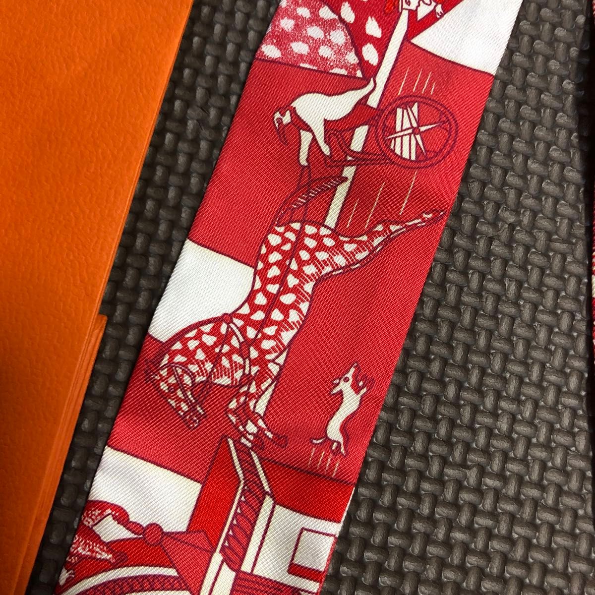 未使用タグ付 箱 袋付 エルメス スカーフ ツイリー 赤 馬柄 未使用タグ付 箱 袋付 エルメス スカーフ ツイリー 赤 馬柄