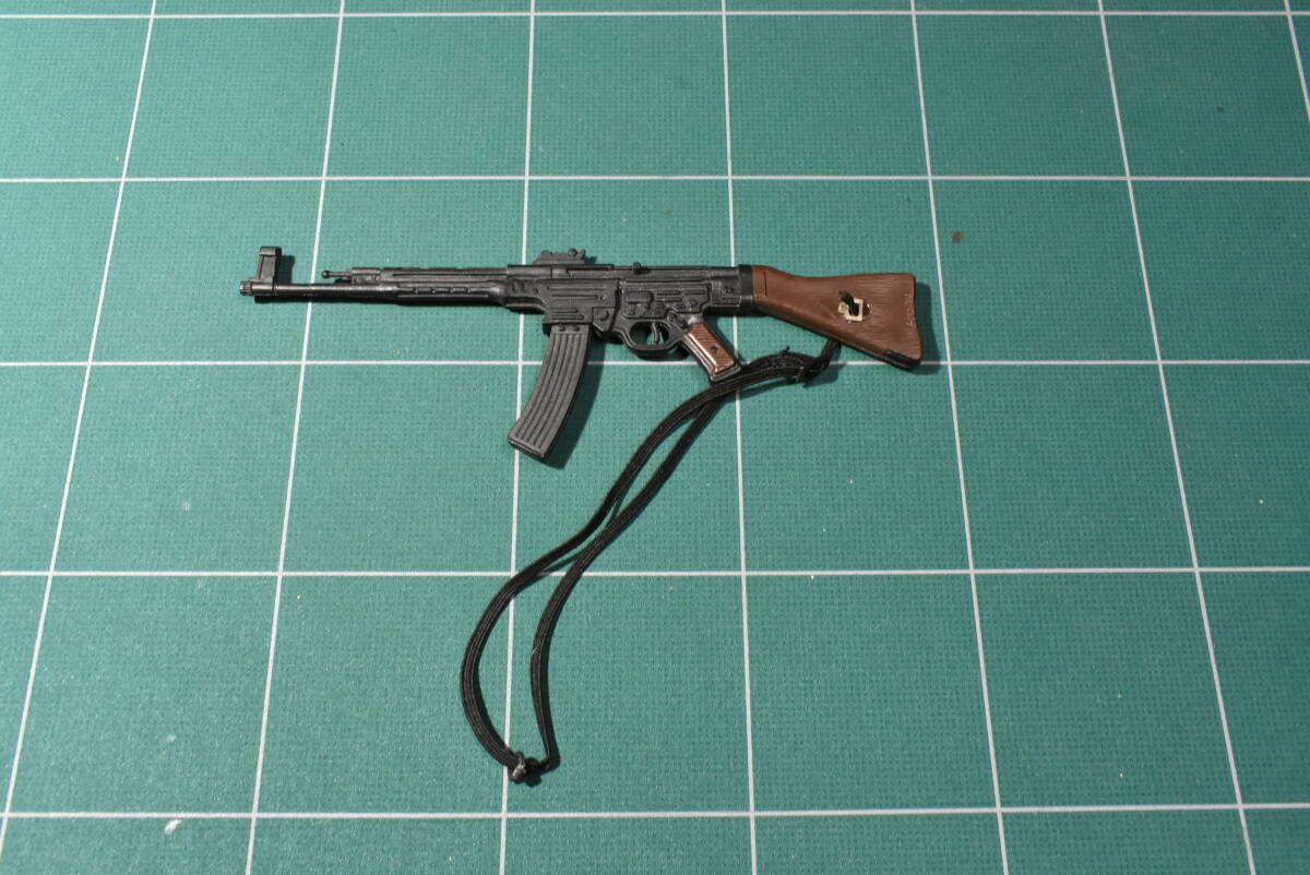 Qm635 1/6 ミリタリー フィギュア 装備 ww2 ドイツ軍 StG44 突撃銃 MP43 MP44 ゆうメール_画像1