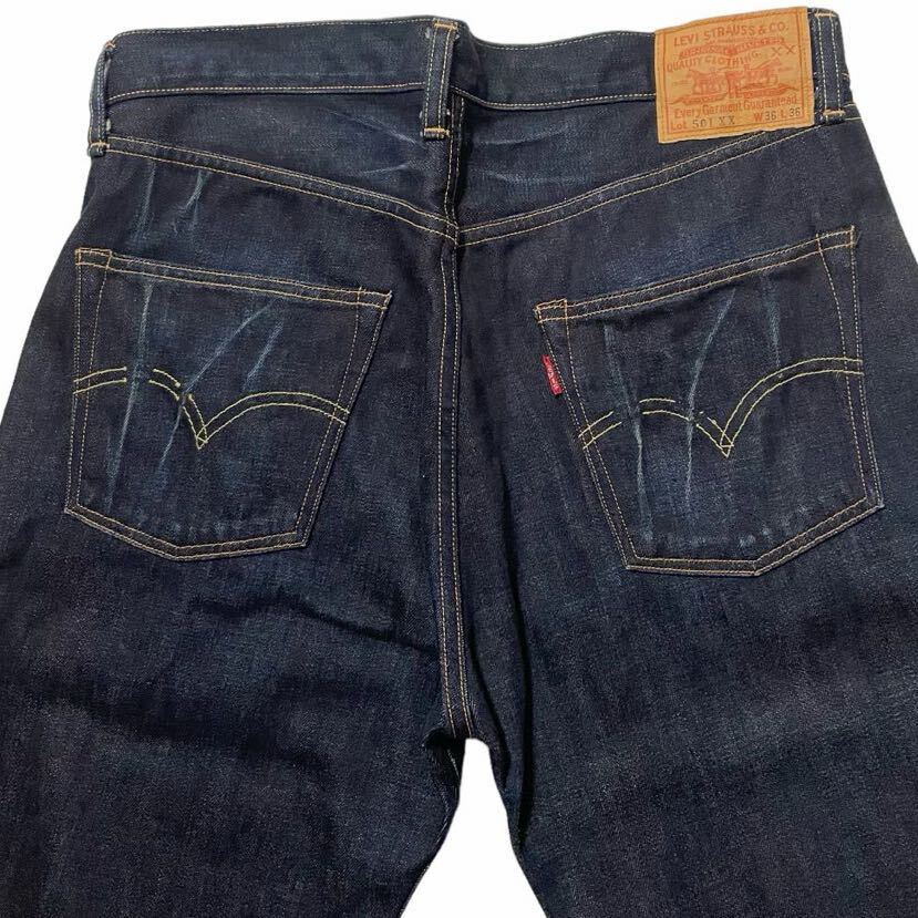 漢の1着 濃紺 濃濃Levi’s 501XX W36 日本製 ストレート メンズ ジーパン 55501デニム 赤耳 紙パッチ 均等V セルビッチ フルレングスの画像5