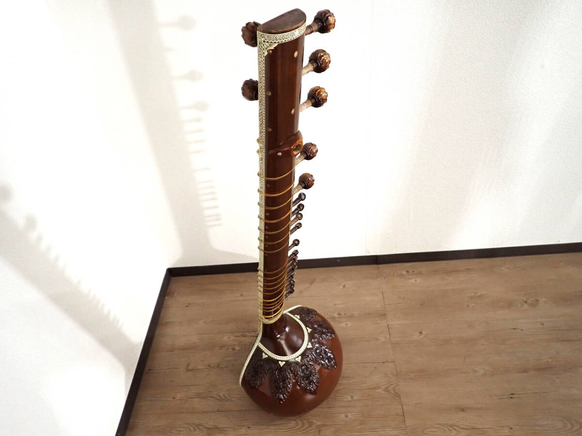 中古 シタール Sitar 木彫り 弦楽器 インド楽器 民族楽器 ハードケース付き 長さ122cm アンティーク 伝統工芸 木製装飾 ヴィンテージの画像5