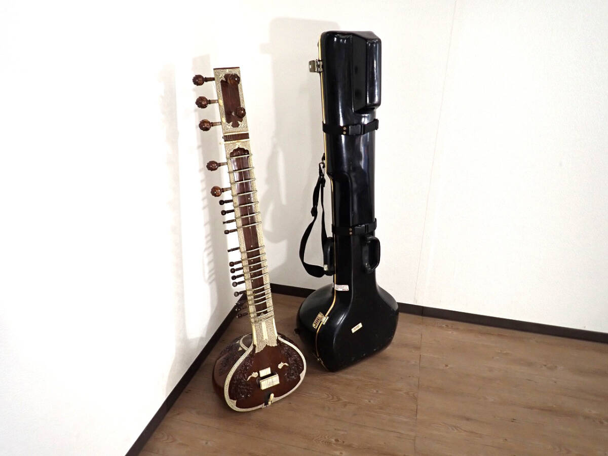 中古 シタール Sitar 木彫り 弦楽器 インド楽器 民族楽器 ハードケース付き 長さ122cm アンティーク 伝統工芸 木製装飾 ヴィンテージの画像1