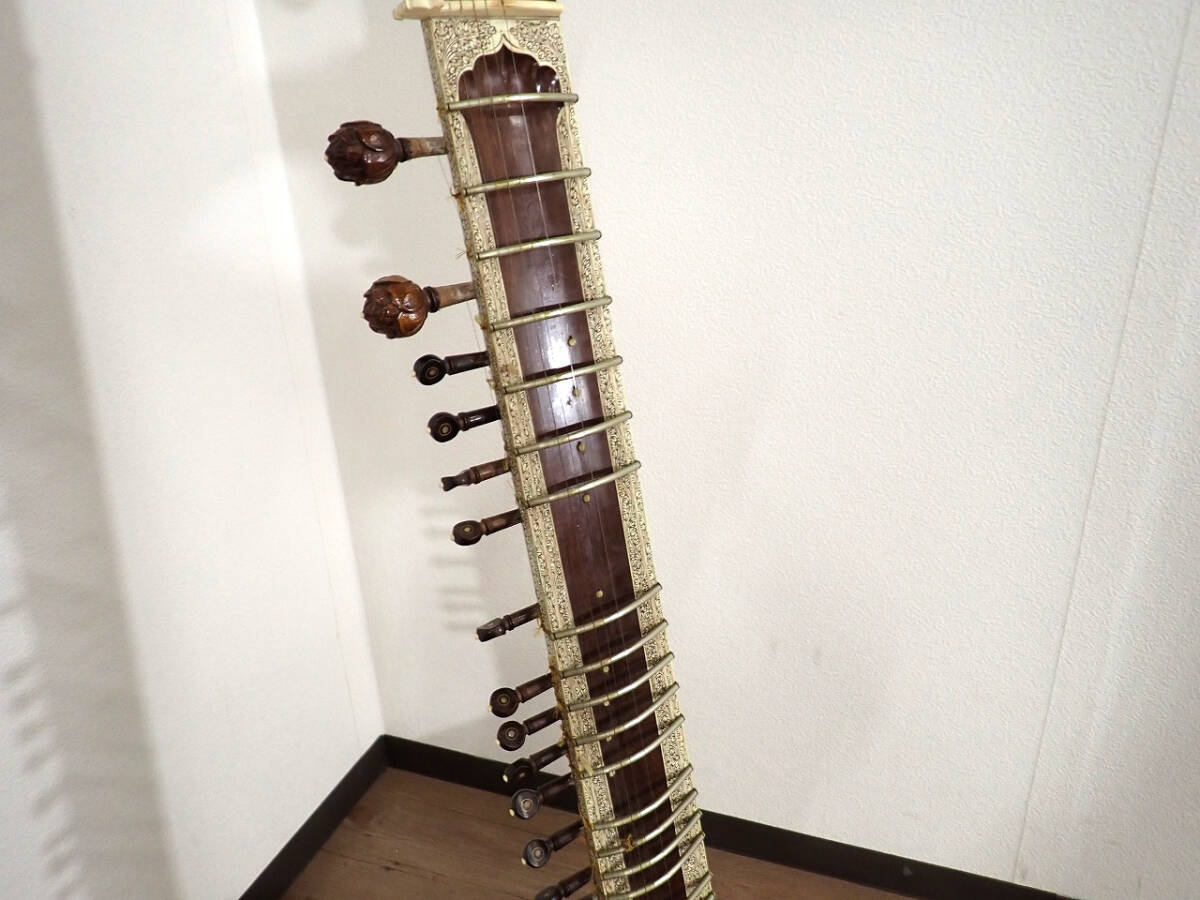 中古 シタール Sitar 木彫り 弦楽器 インド楽器 民族楽器 ハードケース付き 長さ122cm アンティーク 伝統工芸 木製装飾 ヴィンテージの画像3