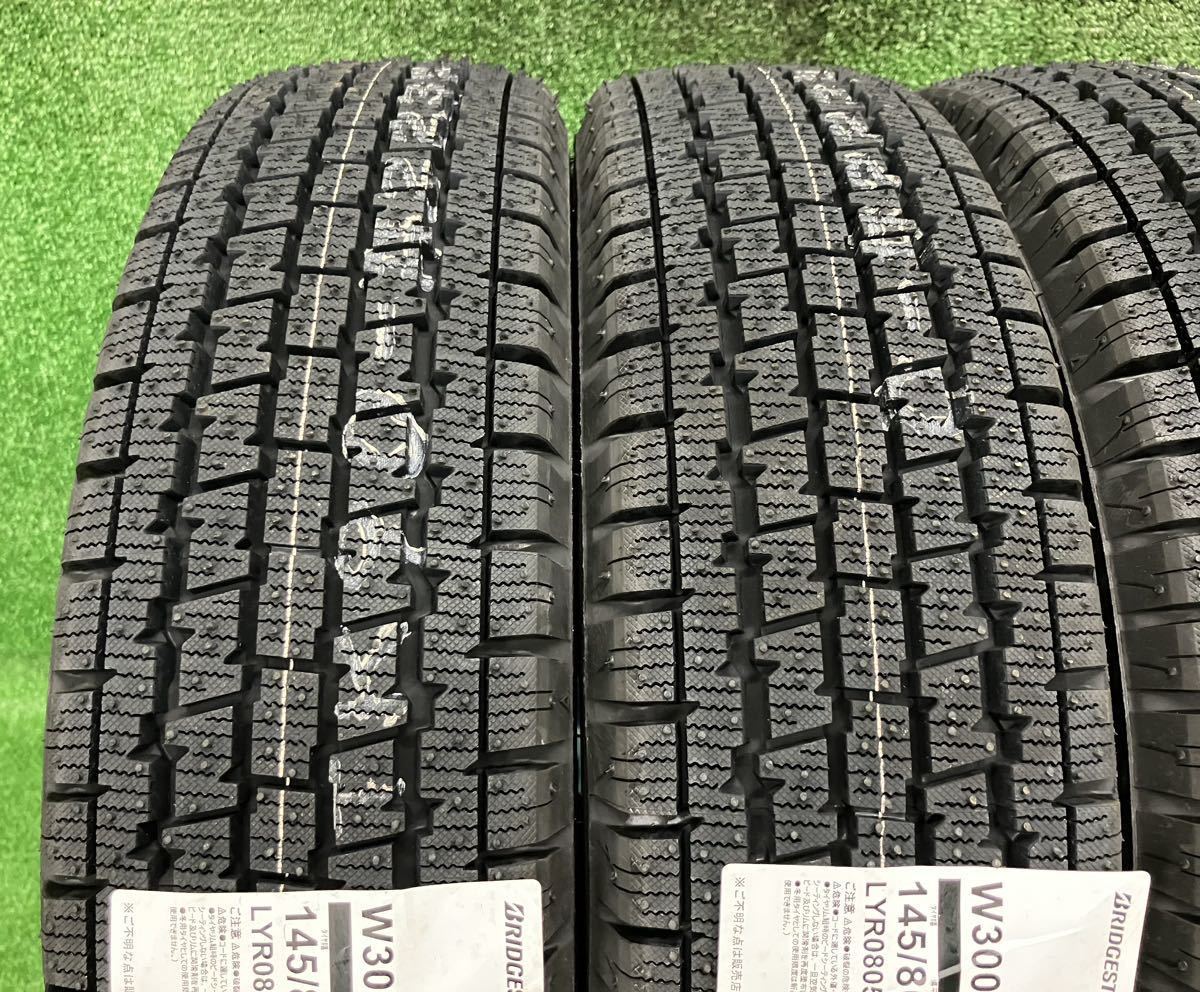 ★未使用 145/80R12LT 80/78N (6PR相当) 4本Set 2023年製 ブリヂストン W300 日本製 スタッドレスタイヤ 軽トラ 軽バン★送料無料_画像2