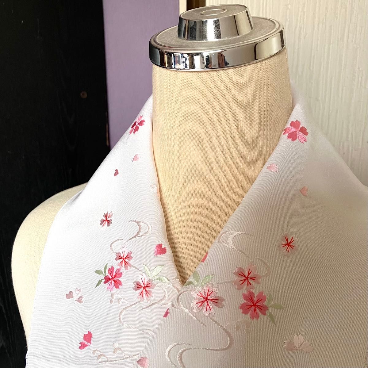 未使用  絹交織 白地に水流しの桜の刺繍が清楚な半衿  和装小物