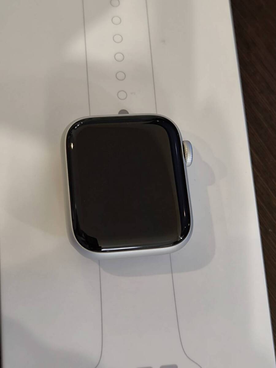 【美品】Apple Watch SE（第１世代） GPSモデル 40mm シルバーアルミニウムケースとホワイトスポーツバンド MYDM2J/Aの画像4