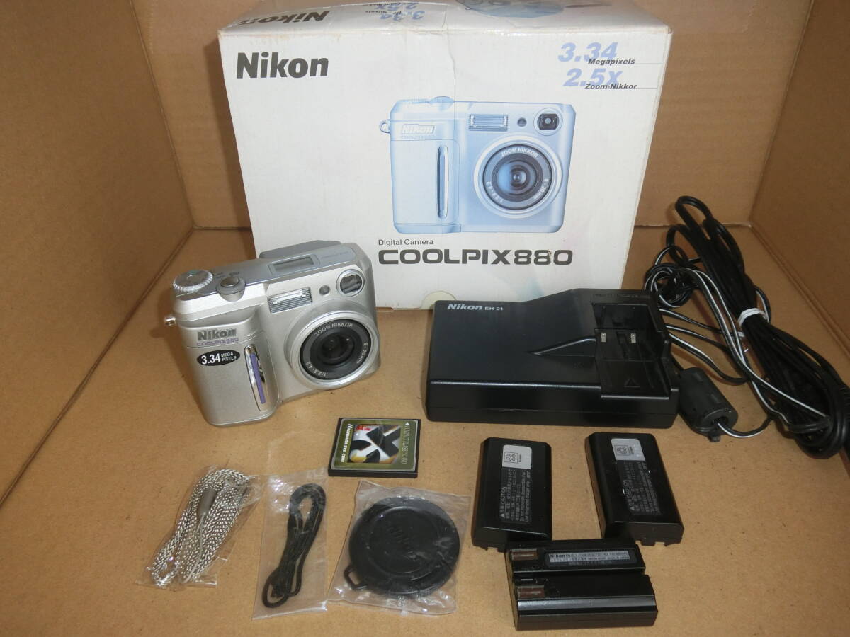 Nikon CoolPix 880 1/1.8型CCD 中古　バッテリー３個充電器CF付き　R_画像1