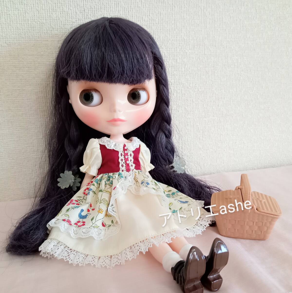 送料無料！ ハンドメイド ネオブライス・リカちゃんの服「小鳥と花のオーバースカート付きワンピース」ブライス ワンピース 童話 民族衣装_画像1