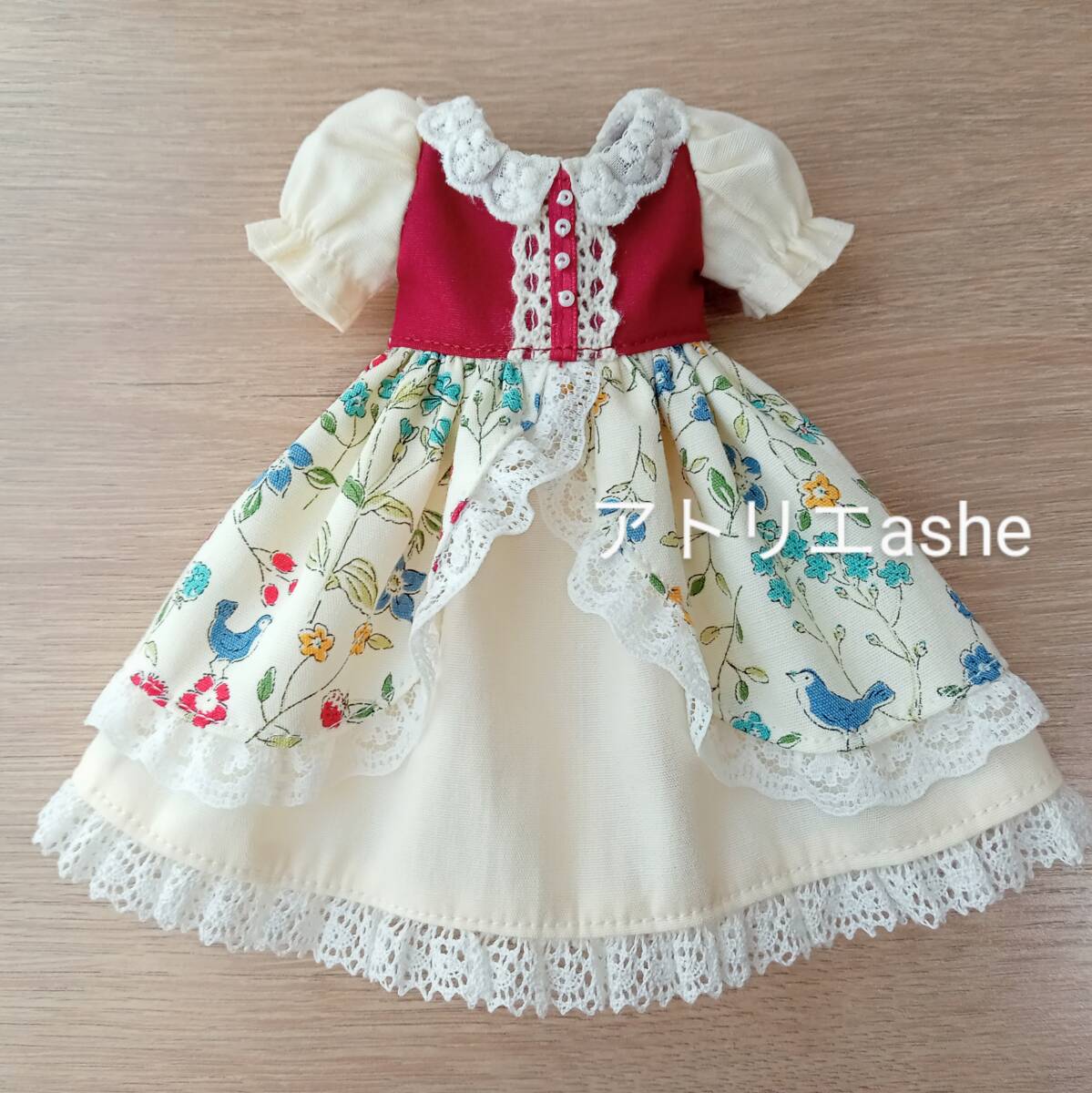 送料無料！ ハンドメイド ネオブライス・リカちゃんの服「小鳥と花のオーバースカート付きワンピース」ブライス ワンピース 童話 民族衣装_画像6